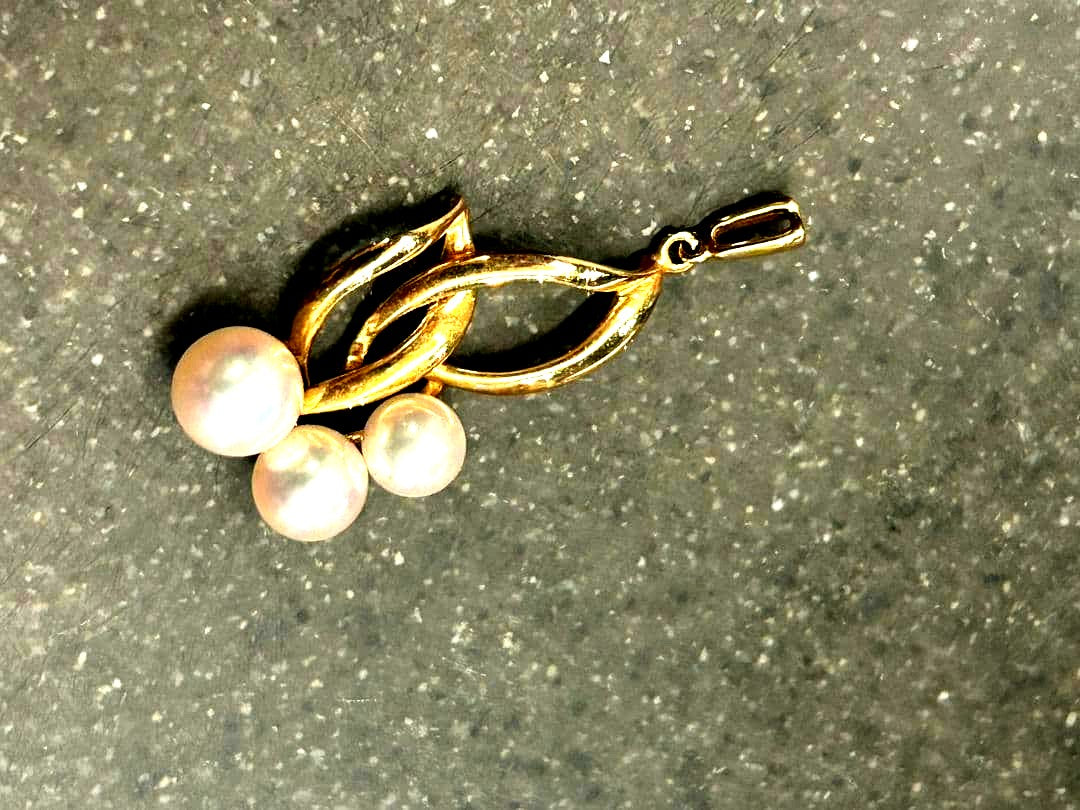 Mikimoto K14 gold pearl pendant featuring three white pearls arranged in a flower shape