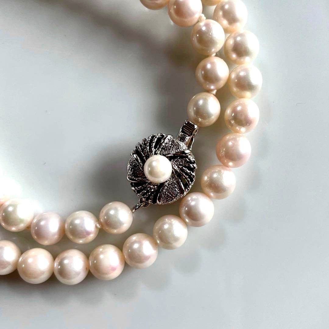 Akoya pearl necklace with 6.5-7mm silver pink pearls on a 42.5cm silver chain with clasp and included case