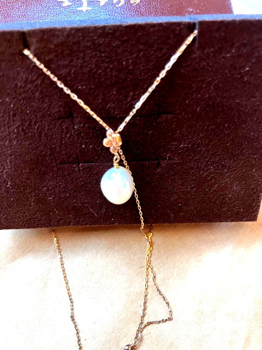 agete K10 Y-shaped necklace with white pearls on a 50cm chain displayed on a white background