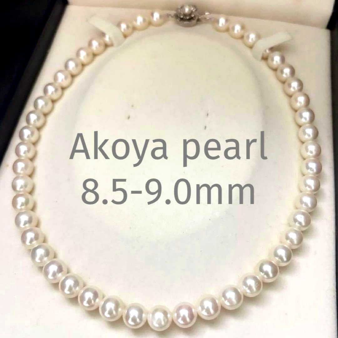 Large Akoya pearl necklace with white 8.5-9mm pearls measuring 43cm in length