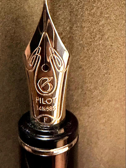 PILOT Grandse red fountain pen with 14K nib and cap-style design displayed with dedicated case