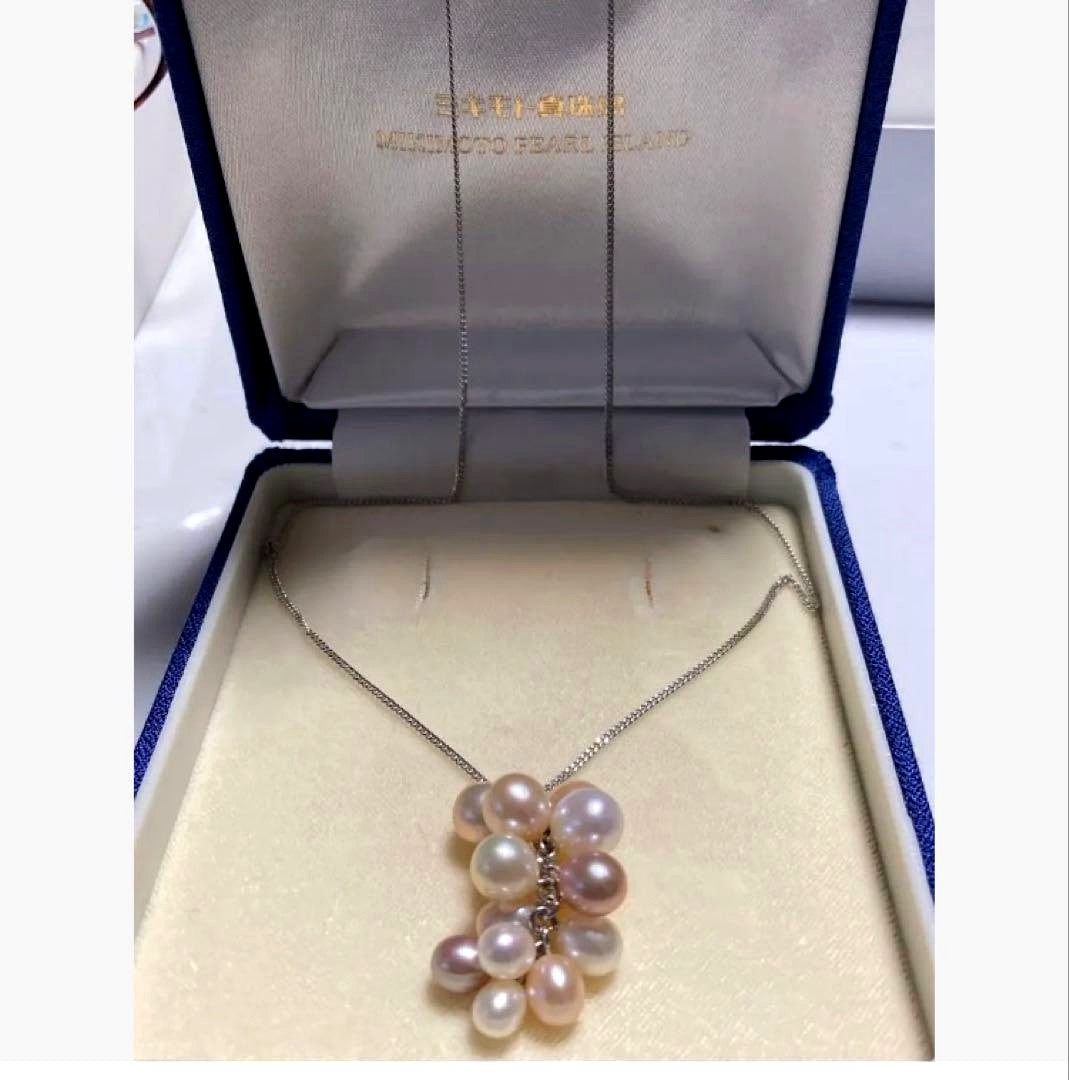 Mikimoto Pearl Island beaded necklace with 14 pearls of various sizes and colors on a 40 cm chain