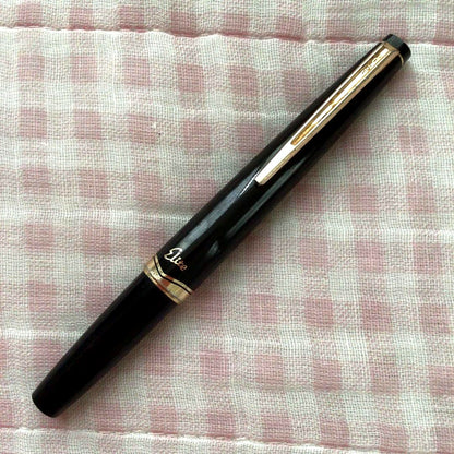Pilot 14K gold fountain pen Elite model, short size, fine point tip, discontinued edition