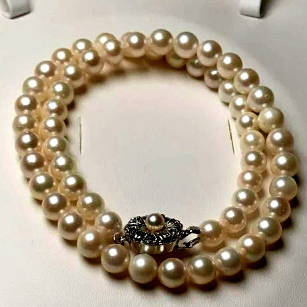 Akoya pearl white pearl necklace with round 6.3-6.7mm pearls and silver marking on a 40cm strand