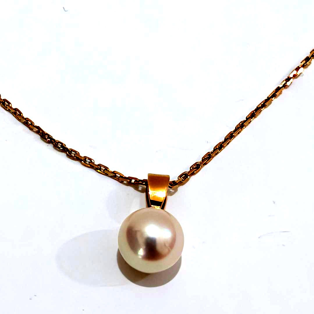 Mikimoto pearl necklace featuring a 7.3mm round pearl set on a 40cm K18 yellow gold chain