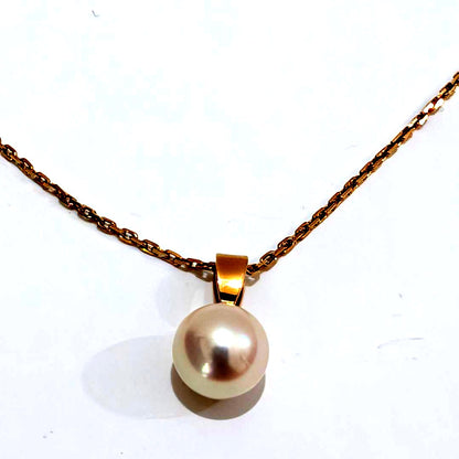 Mikimoto pearl necklace featuring a 7.3mm round pearl set on a 40cm K18 yellow gold chain