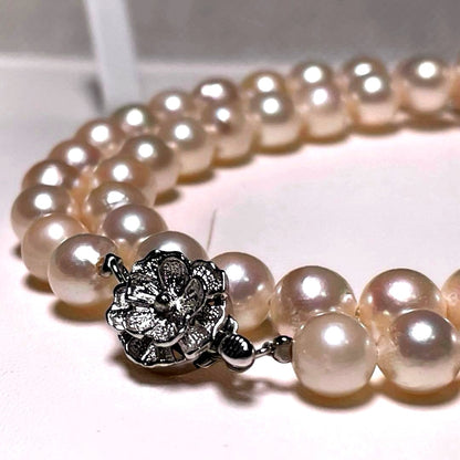Akoya pearl necklace with round white pearls 6.9 to 7.5mm diameter on a 42.1cm silver chain