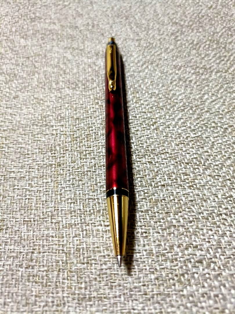 Pilot Reje ballpoint pen with black and red marble pattern, gold-plated finish, and 0.7mm tip