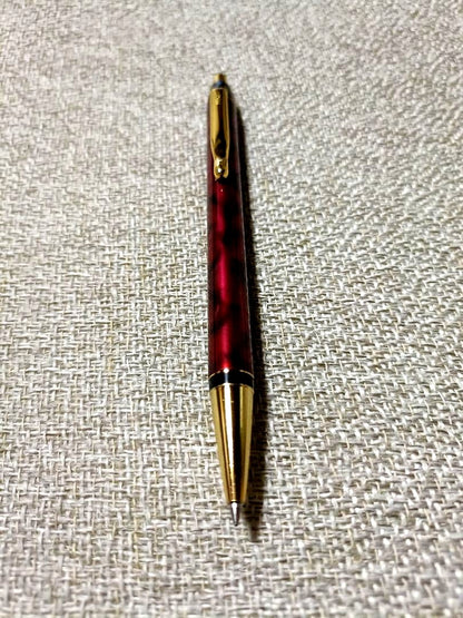 Pilot Reje ballpoint pen with black and red marble pattern, gold-plated finish, and 0.7mm tip