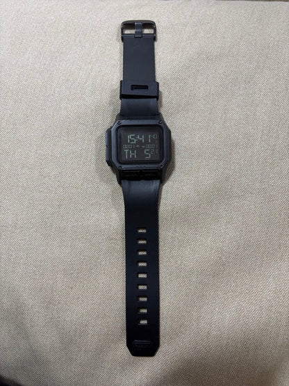 NIXON レグルス Digital Men's Watch — Japanese