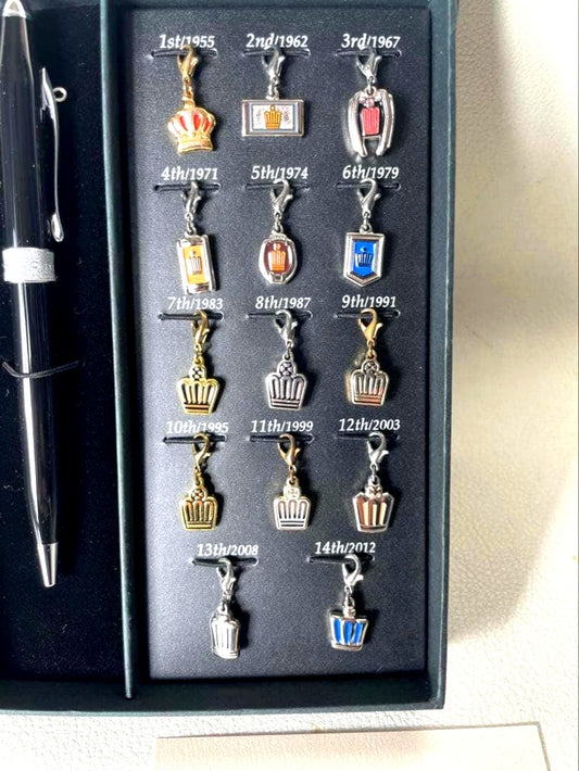 Toyota Crown Cross ballpoint pen with 14 historic model ornaments up to 2012 in unused condition