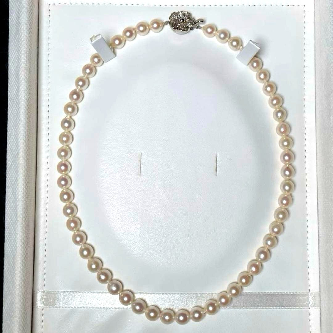 Akoya pearl semi-round necklace measuring 6.9 to 7.3mm with a 43 cm length displayed on a white background
