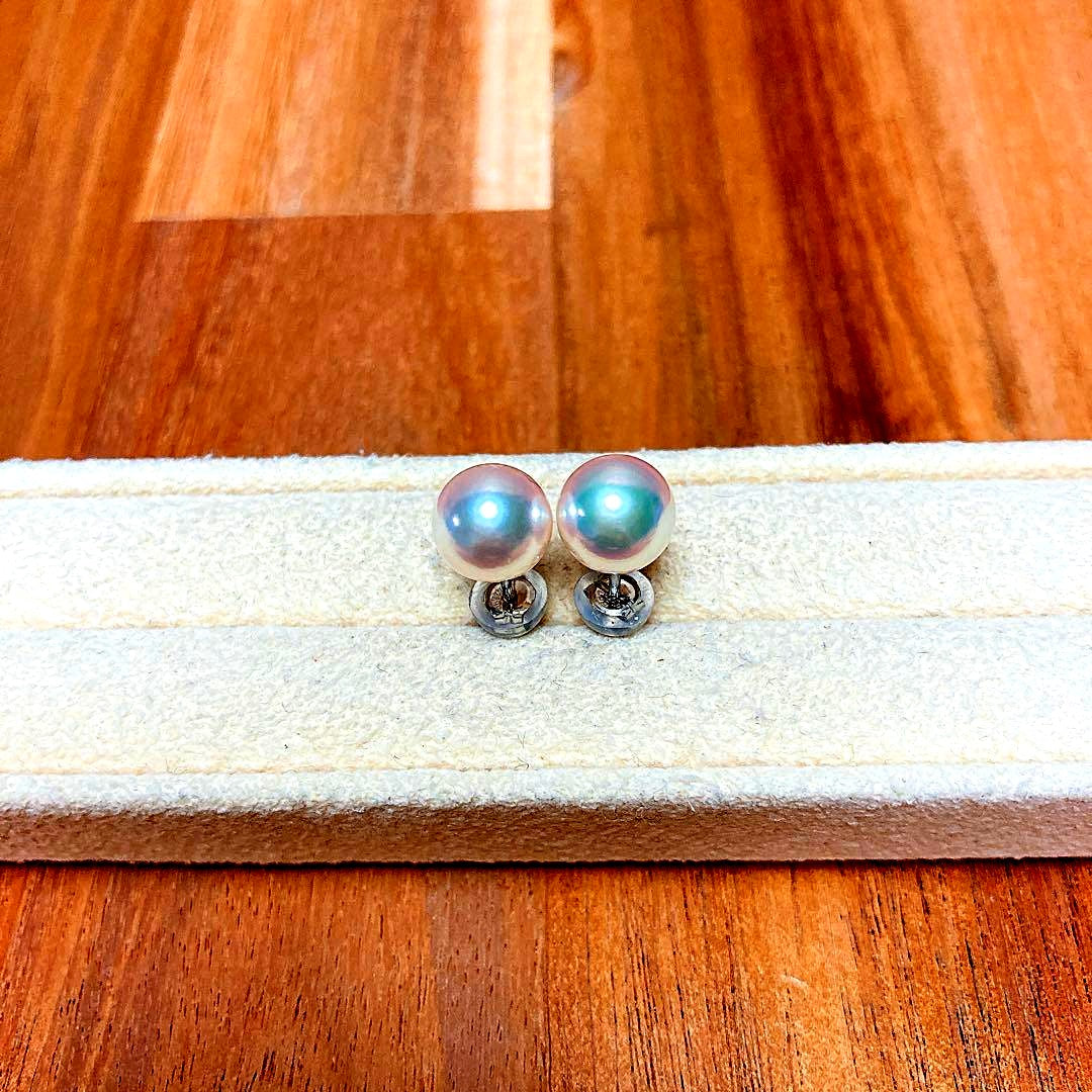 7.5-8.0mm PT platinum Akoya pearl earrings with irregular shape and visible surface scratches