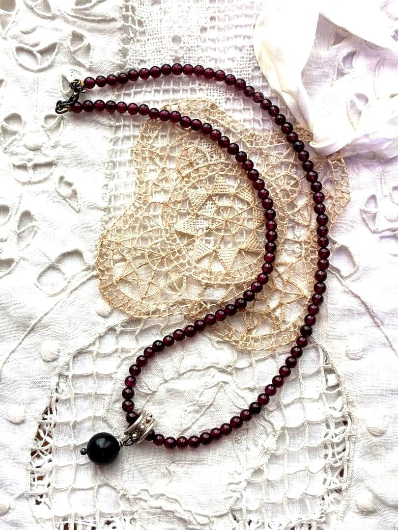 Agete garnet necklace with silver 925 chain and round pendant featuring a 1 cm garnet stone