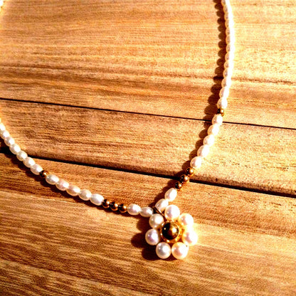 Mikimoto pearl necklace with 41.5 cm length featuring a K14 metal flower-shaped top pendant