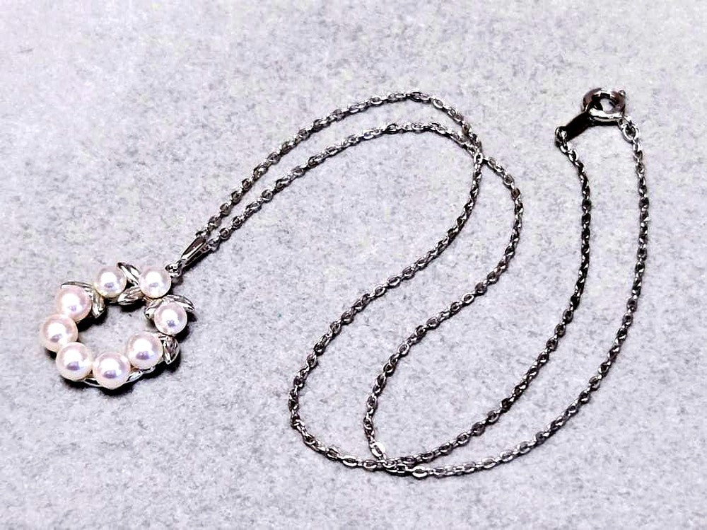 Mikimoto Lease Akoya Pearl necklace with 8 pearls on a 40cm silver chain, model 43622