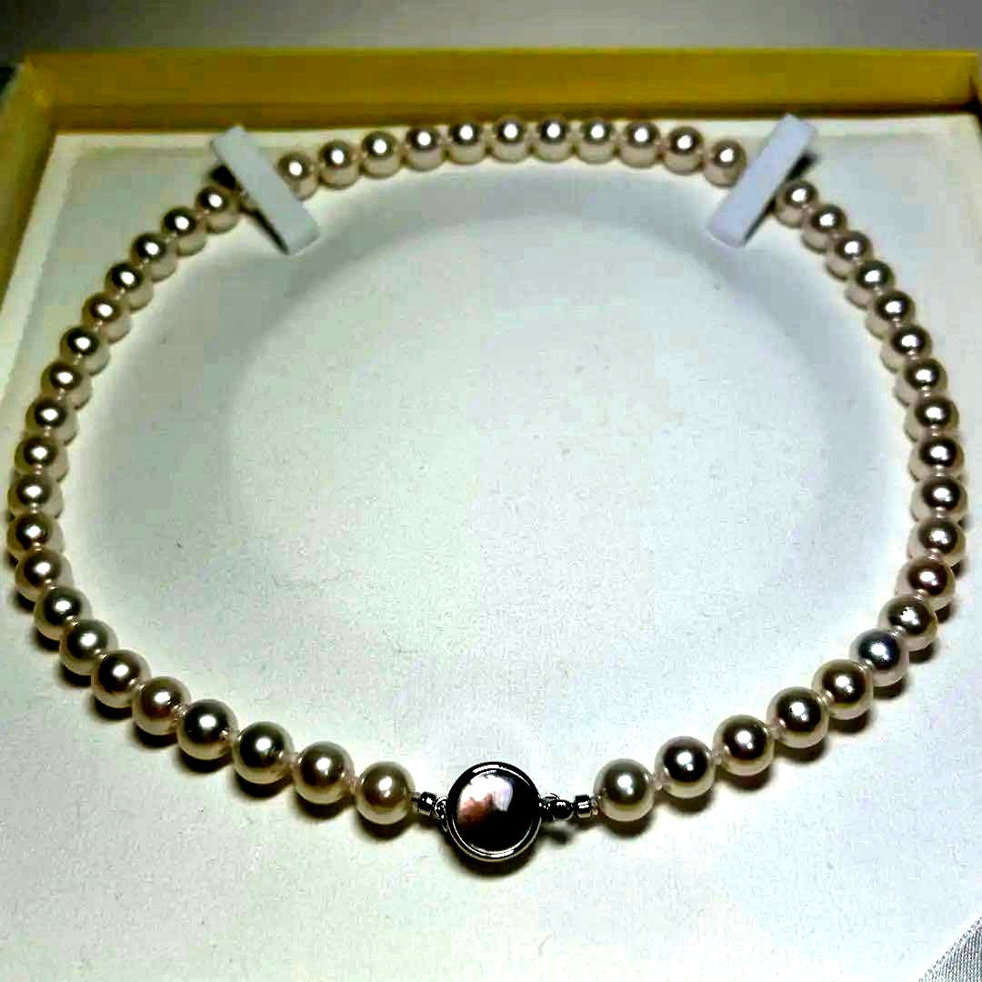 Elegant Akoya pearl necklace with 7.5-8.0 mm pearls on a 42 cm strand