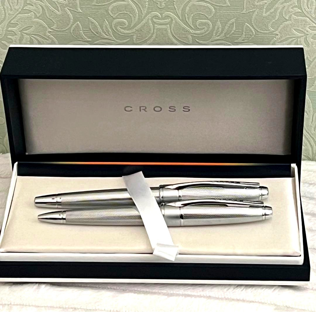 Cross pen set featuring an 18K 750 gold fountain pen and ballpoint pen in very good condition