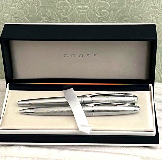 Cross pen set featuring an 18K 750 gold fountain pen and ballpoint pen in very good condition