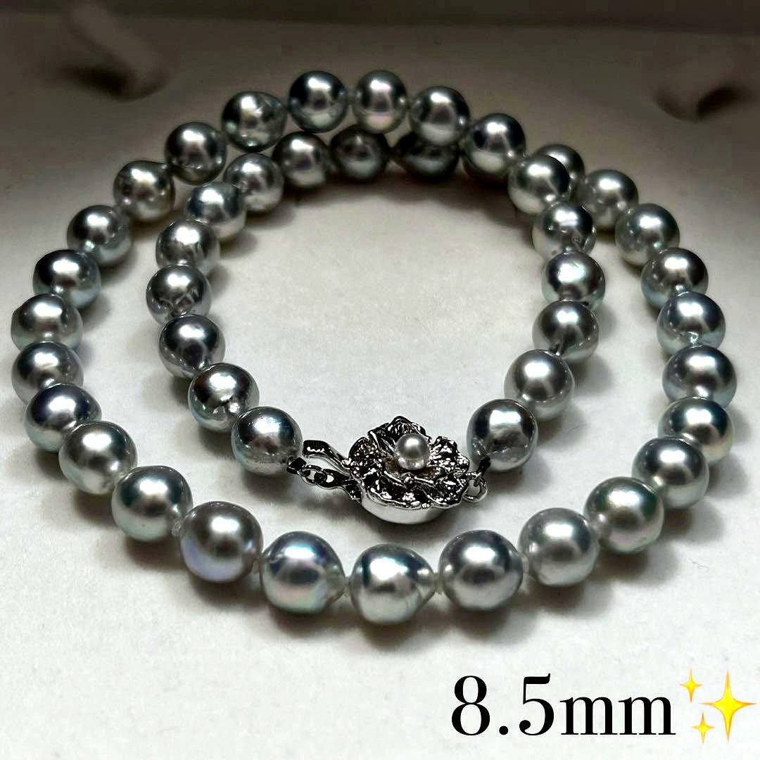 Snubbull Blue Akoya Pearl Necklace with 8.5 mm pearls, 43 cm long, weighing 37 grams, sterling silver clasp