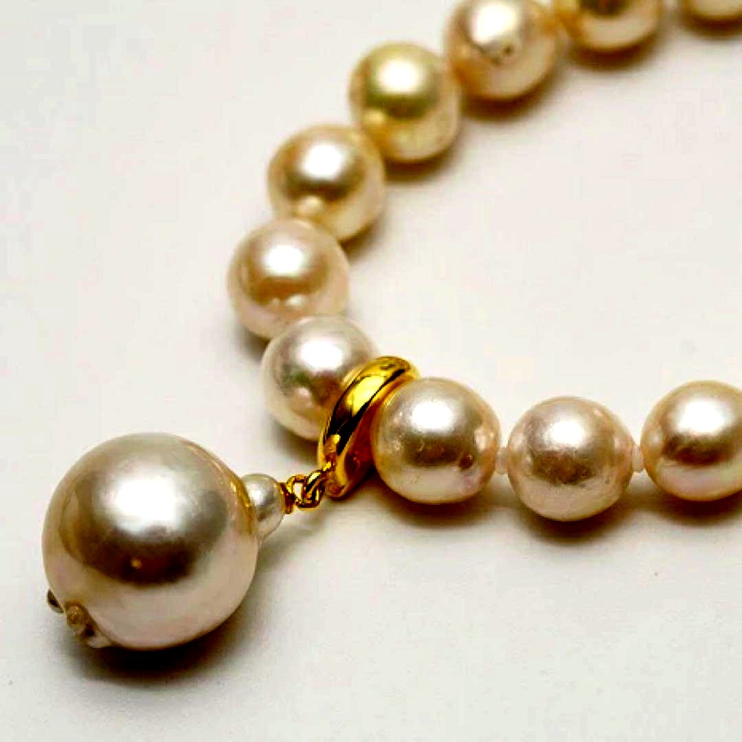 Nanyang White Peacock Akoya pearl pendant necklace featuring 13mm and 8.0-8.5mm baroque pearls with silver fittings