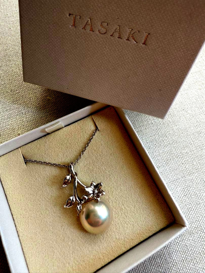 Tasaki Mabe Pearl pendant necklace with 13mm pearl and 42cm chain on white background