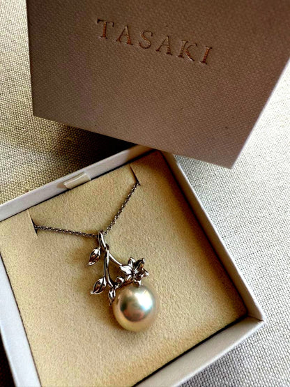 Tasaki Mabe Pearl pendant necklace with 13mm pearl and 42cm chain on white background