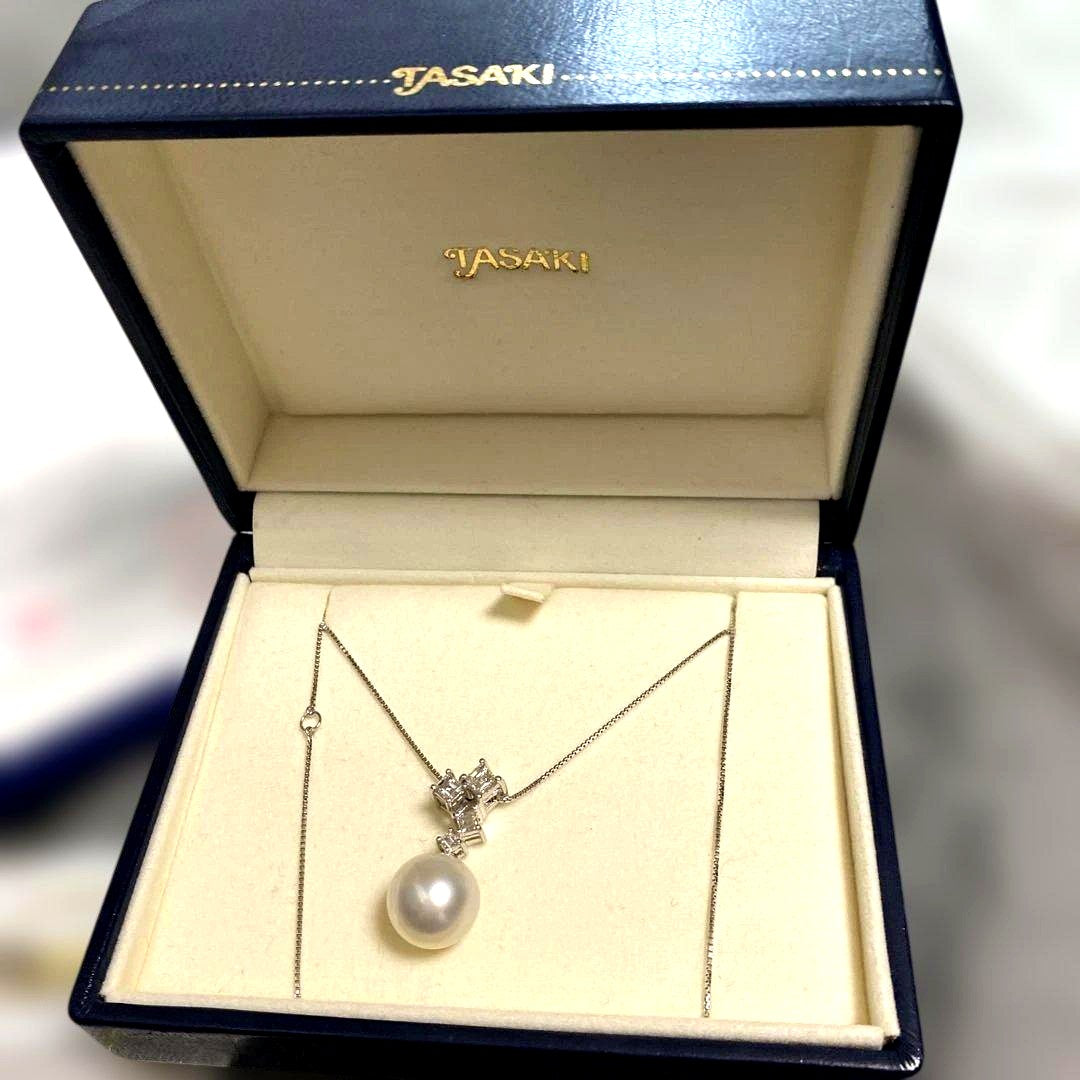 Tasaki platinum necklace with 10mm large pearl and 4 square cut diamonds on 40 cm chain