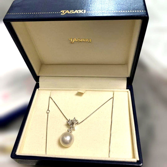 Tasaki platinum necklace with 10mm large pearl and 4 square cut diamonds on 40 cm chain