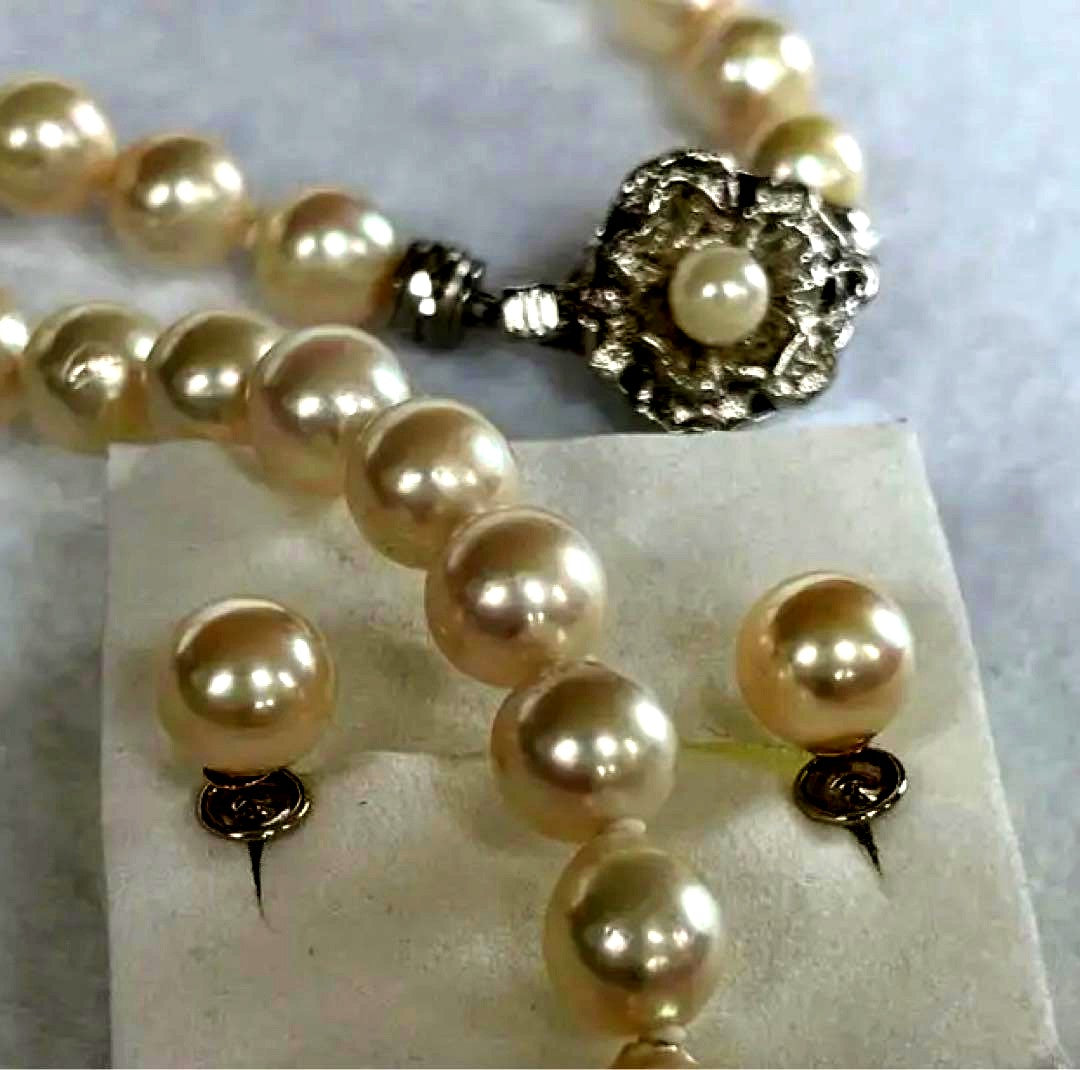 Akoya pearl necklace and matching earrings with 7mm pearls on a 44cm k14 white gold chain with silver clasp