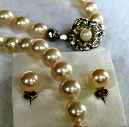 Akoya pearl necklace and matching earrings with 7mm pearls on a 44cm k14 white gold chain with silver clasp