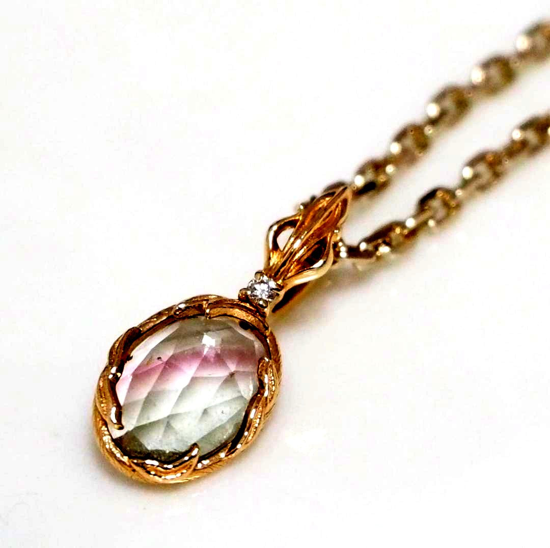 Chain Agete charm featuring topaz and diamond stones set in K10 gold with tourmaline, size 0.8 cm x 0.6 cm