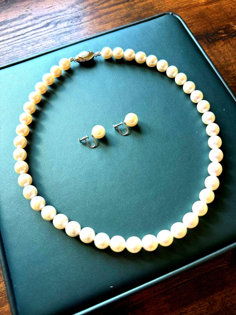 Akoya pearl necklace and matching earrings set with 42.5cm length and lustrous round pearls