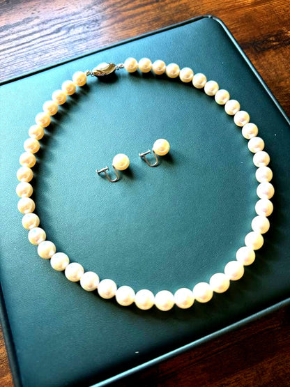 Akoya pearl necklace and matching earrings set with 42.5cm length and lustrous round pearls