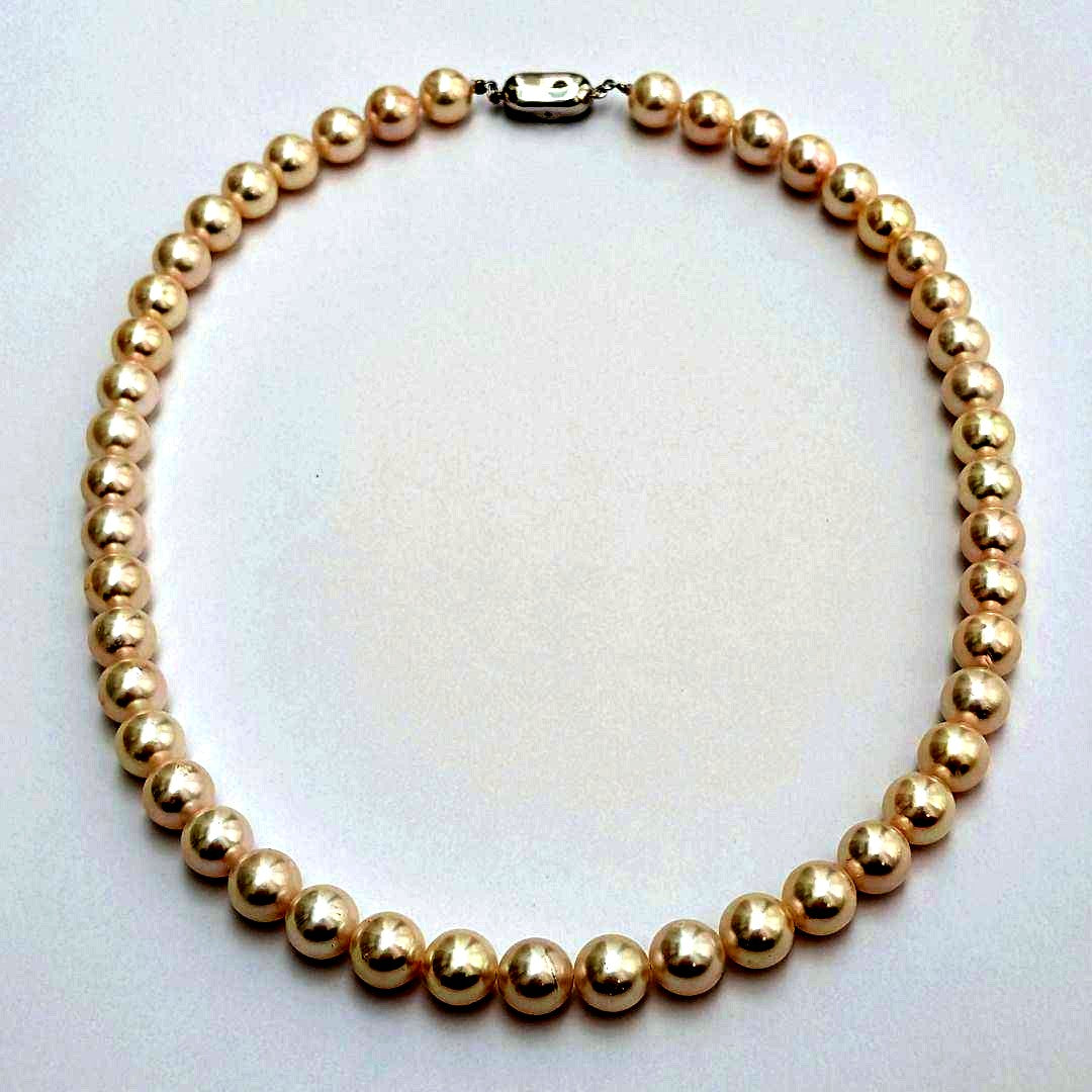 Akoya pearl necklace with 8.5-9mm round pearls and silver fittings, 43cm length