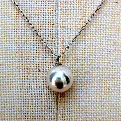 Akoya Pearl Necklace with 7mm pearls and 18K white gold chain 40.5cm length