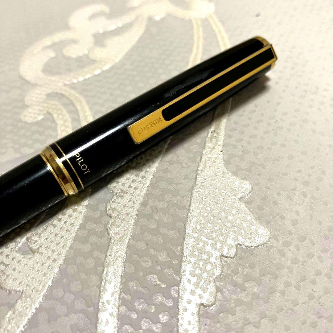PILOT CUSTOM Fountain Pen 14K585 with medium 14K gold nib and slim gold-accented body
