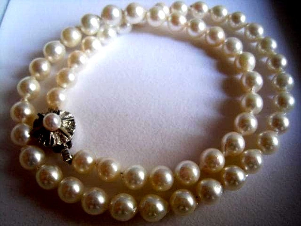 Akoya pearl necklace featuring 7.0 to 7.5mm pearls with silver fittings, 43cm length
