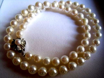 Akoya pearl necklace featuring 7.0 to 7.5mm pearls with silver fittings, 43cm length
