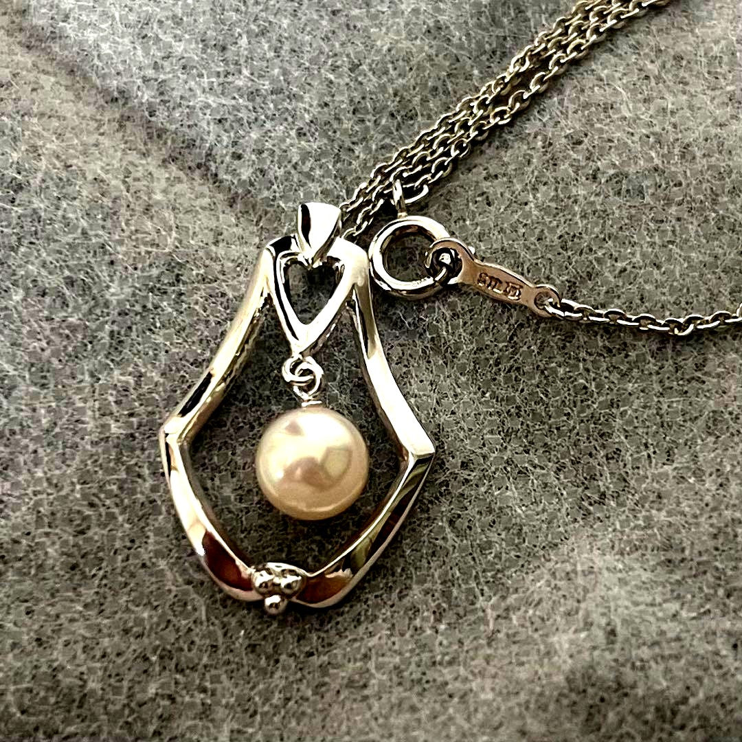 Mikimoto Akoya pearl necklace pendant with four pearls on a 40 cm silver chain, displayed on a white background