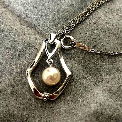 Mikimoto Akoya pearl necklace pendant with four pearls on a 40 cm silver chain, displayed on a white background