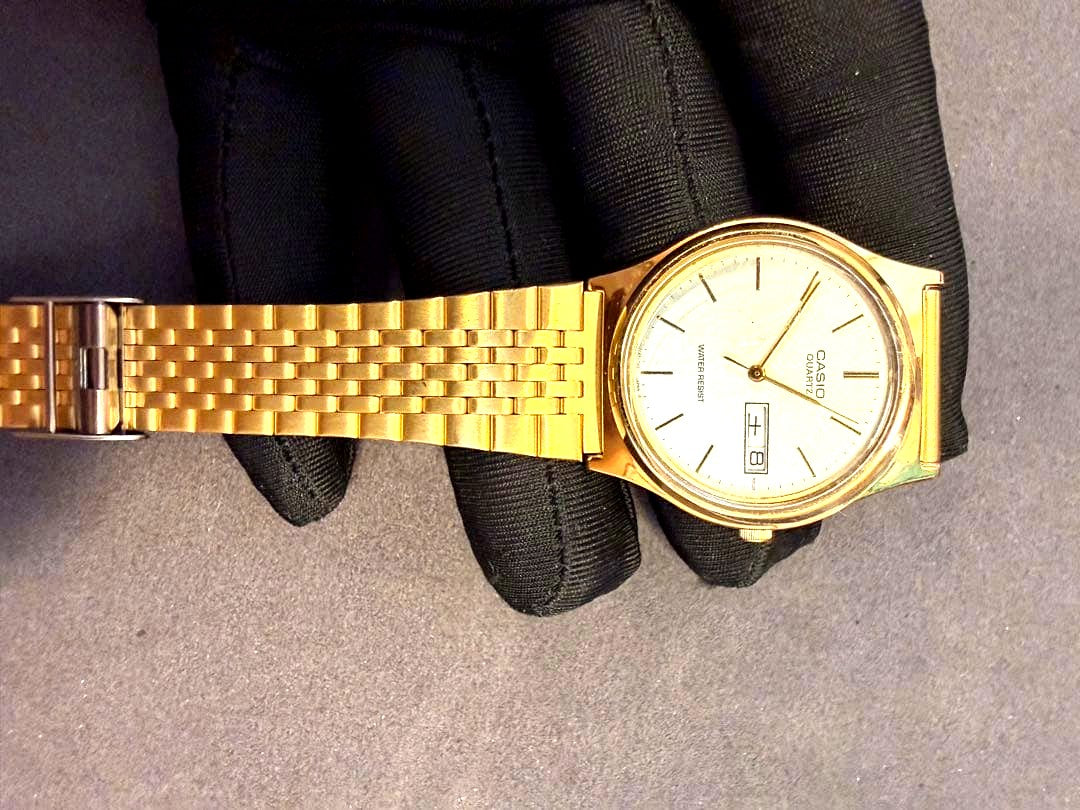 Casio Quartz Gold Watch for Men with water resistant feature and date display Japan import