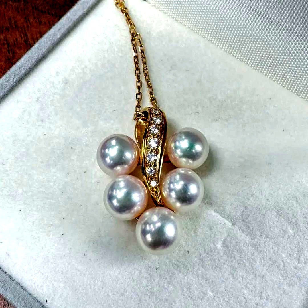 Mikimoto K18 gold pendant top with 5 pearls and diamonds in a cluster motif weighing about 4.1 grams