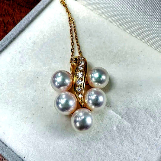 Mikimoto K18 gold pendant top with 5 pearls and diamonds in a cluster motif weighing about 4.1 grams