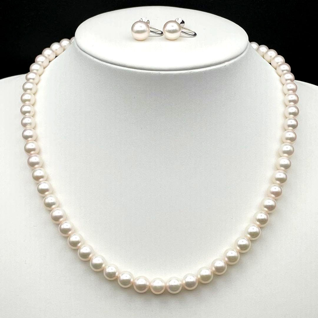 Tasaki Akoya pearl necklace and matching 8.5mm pearl earrings with 42cm WGK14 white gold chain