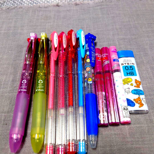 PILOT 4+1 LIGHT mechanical pencil set with 2 pencils, 4 refills, and 1 Sarasa Clip 0.4 featuring black, red, and blue colors