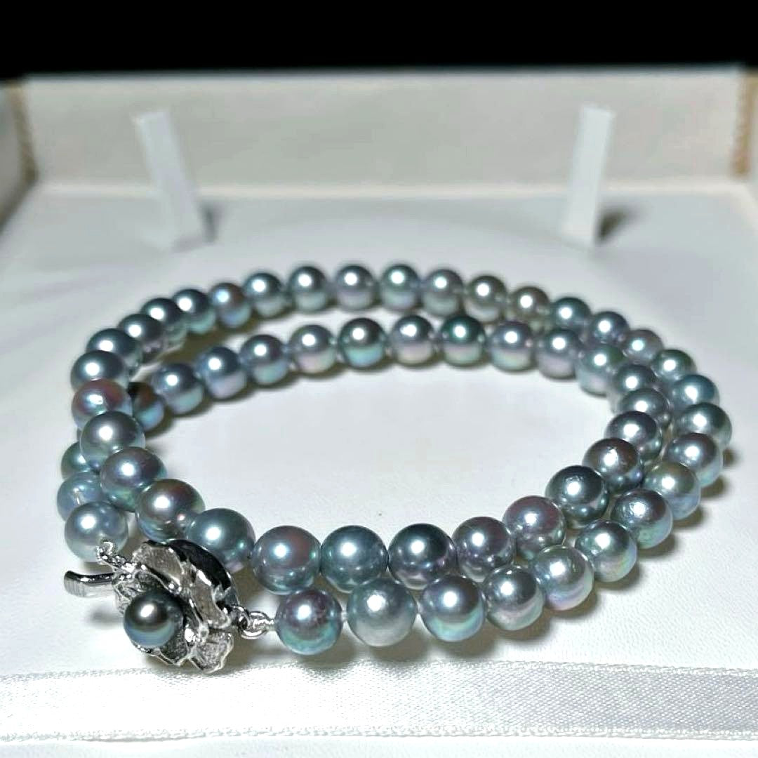 Akoya pearl necklace with 6.5-7.0mm round silver green pearls on a 41 cm silver chain marked SILVER