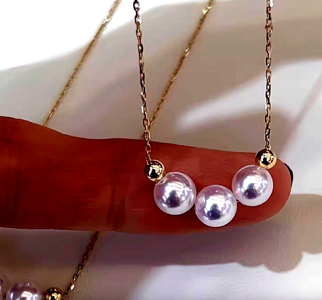 Akoya pearl smile necklace with 3 pearls and 18K gold pendant on a 45 cm chain