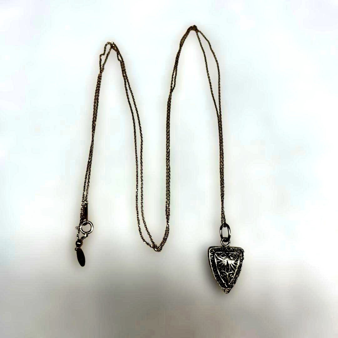 Agete necklace featuring a shell mark charm on a 41 cm chain displayed on white background