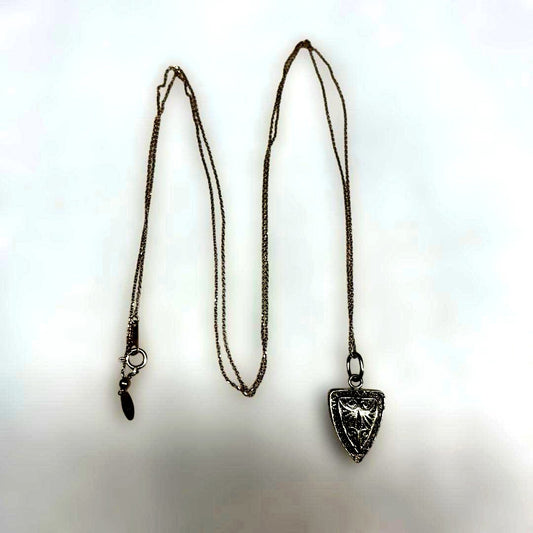 Agete necklace featuring a shell mark charm on a 41 cm chain displayed on white background